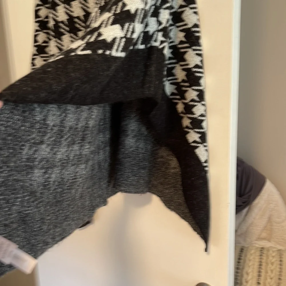 NWOT Ann Taylor Houndstooth Poncho - size xs-s - Picture 3 of 6